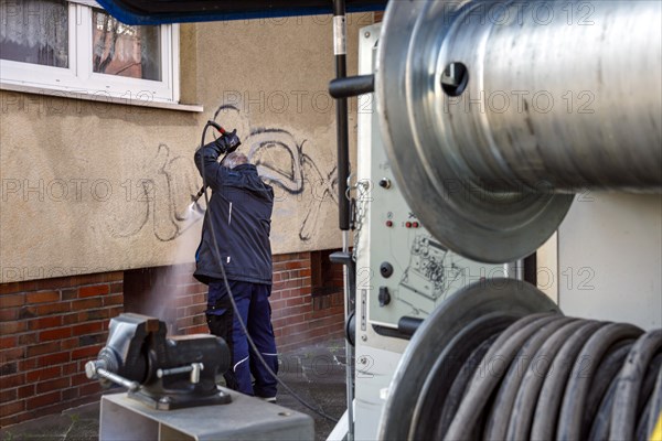 Removal of graffiti from house wall, high-pressure cleaner, residential area, Duesseldorf, North Rhine-Westphalia, Germany, Europe