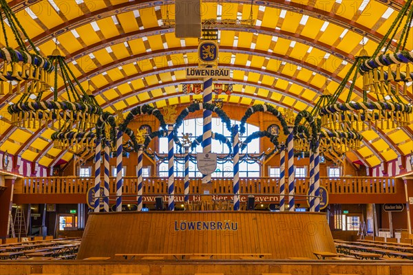 Wiesnaufbau, Loewenbraeufestzelt, Oktoberfest, Theresienwiese, Munich, Upper Bavaria, Bavaria, Germany, Europe