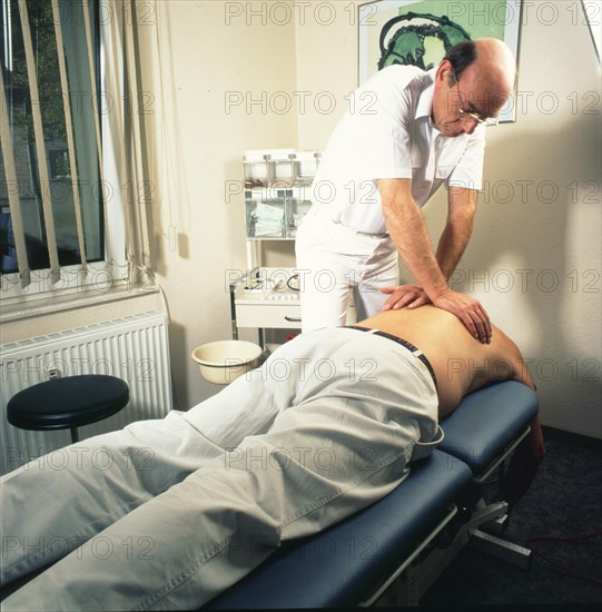 General practitioner in chirotherapy for joint blockages and back pain in 1965-71, DEU, Germany, Europe