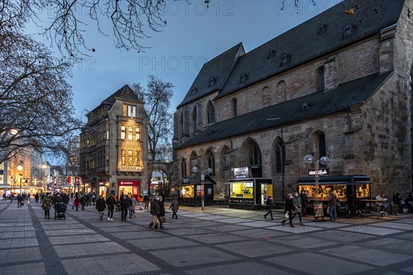 Mandatory masks in the pedestrian zones in Dortmund, only a few market stalls and Christmas lights around the Rheinoldikirche, Dortmund, North Rhine-Westphalia, North Rhine-Westphalia, Germany, Europe