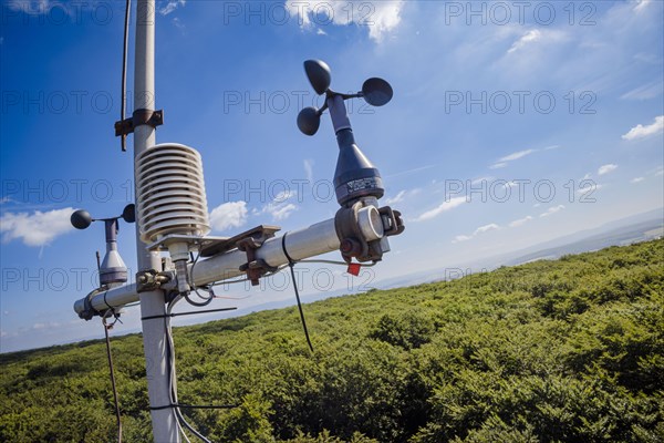 A cup cross anamometer for recording wind speed and hygrometers for recording air temperature and relative humidity hang from a measuring tower of the Northwest German Forest Research Institute above a deciduous forest in Lower Saxony. Here, research is being conducted into how the forest can be prepared for the challenges in times of climate change. Mackenrode, 28.06.2022, Mackenrode, Germany, Europe