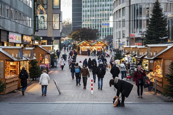 Essen city centre at pre-Christmas time during the coronavirus pandemic, only a few stalls - this years reduced Christmas market, Essen, North Rhine-Westphalia, Germany, Europe