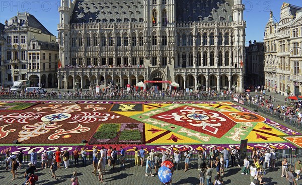 Flower carpet and tourists on the Grote Markt