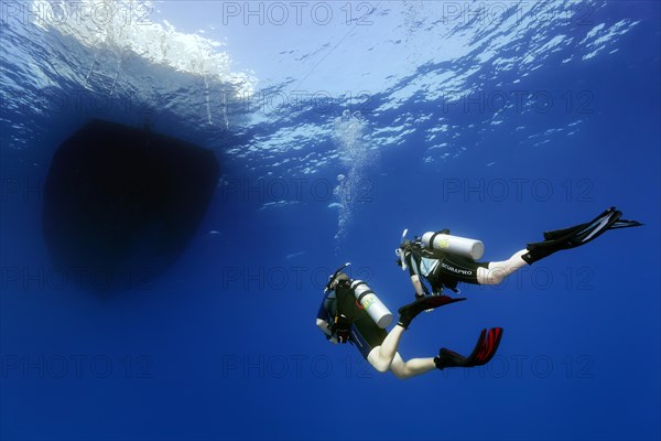 Diver, diver, two, dive back to dive ship, liveaboard ship, Silhouette, Red Sea, Hurghada, Egypt, Africa