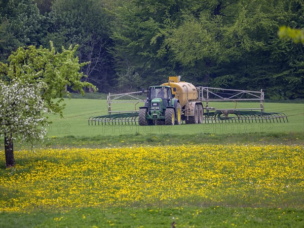 Tractor with trailing shoe linkage fertilising