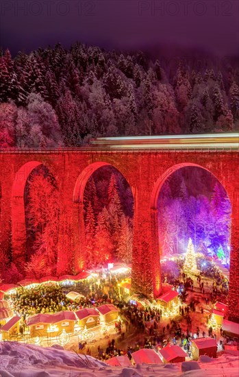 Christmas market in the Ravenna Gorge in the snowy Black Forest