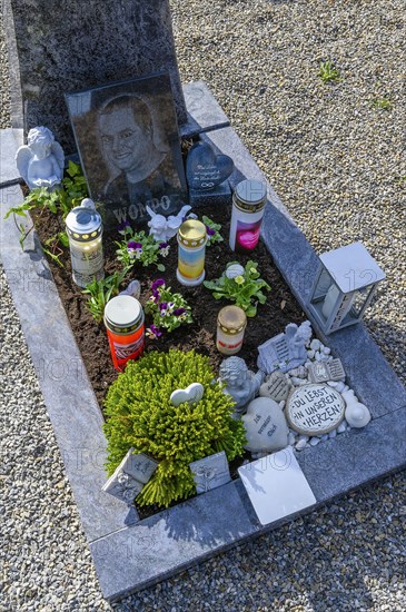 Grave decoration with putti