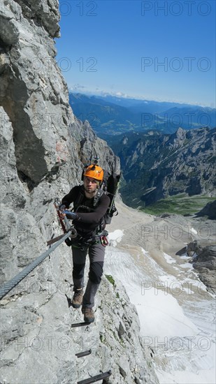 Passage via ferrata with a large exposure and an amazing view of the mountain range and the glacier. Zugspitze massif