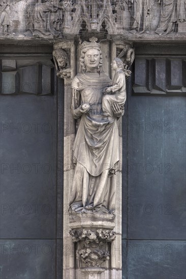 Sculpture of Mary with the Child at the main portal of the Lorenzkirche