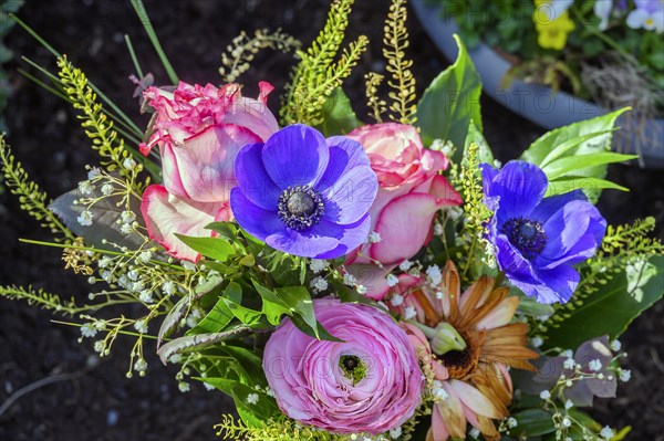 Grave decoration with roses