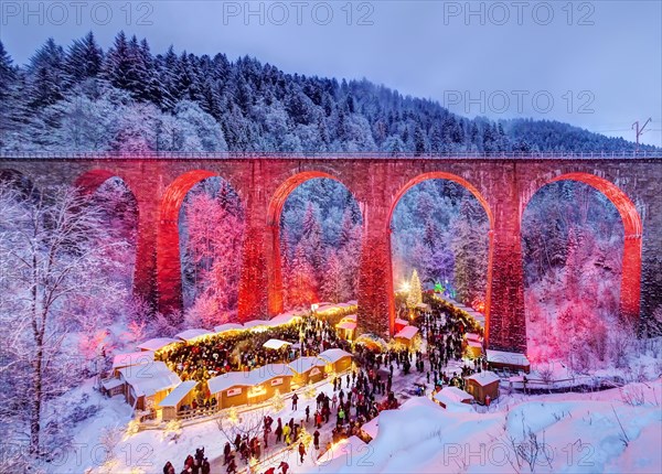 Christmas market in the Ravenna Gorge in the snowy Black Forest