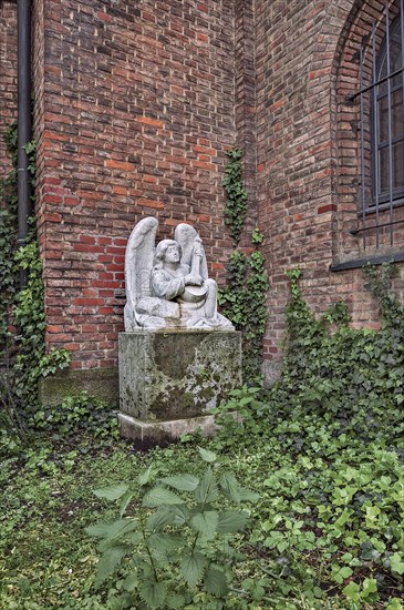 Gravestone and angel with lute