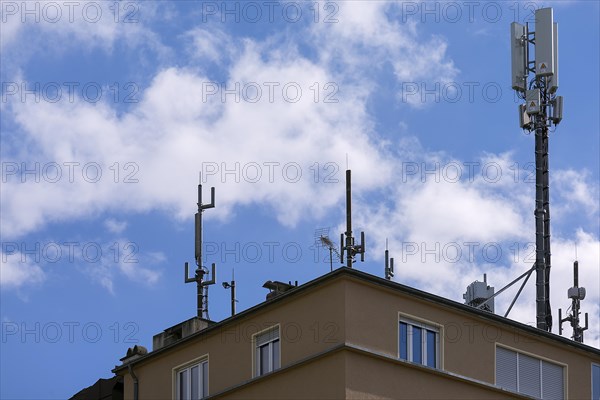 Transmission masts on a flat roof of a residential building