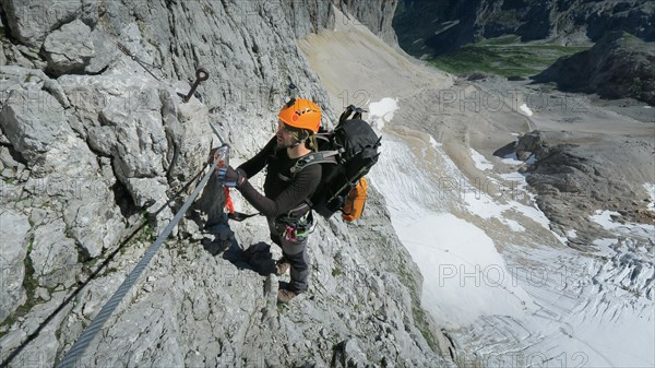 Passage via ferrata with a large exposure and an amazing view of the mountain range and the glacier. Zugspitze massif