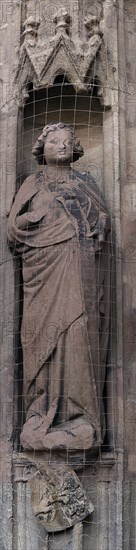 Sculpture of Mary at the portal of the Fountain of Virtue