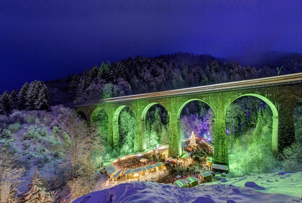 Christmas market in the Ravenna Gorge in the snowy Black Forest