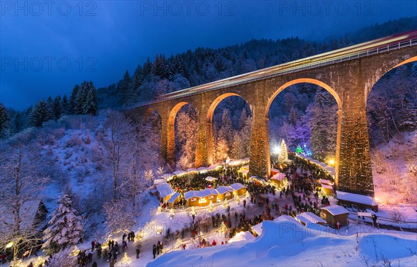 Christmas market in the Ravenna Gorge in the snowy Black Forest