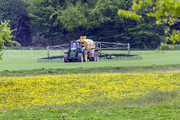 Tractor with trailing shoe linkage fertilising