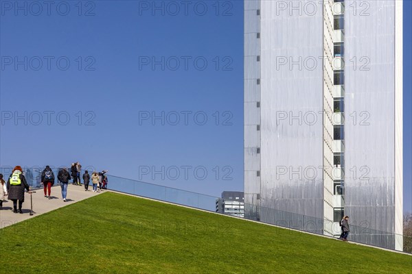 Three-slice house behind the walkable roof of the triangular pavilion