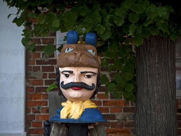 Swedes head in front of the tree house at the old harbour in Wismar