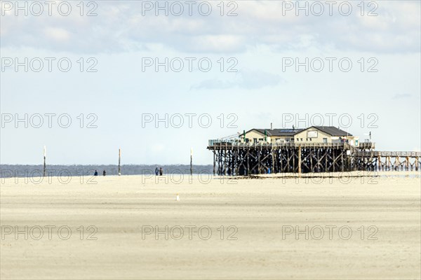 The extensive sandbanks of Sankt Peter-Ording make the typical pile dwellings glimmer in the distance