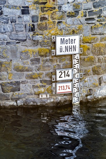 Level display of the dam height at the slide towers on the dam wall at the main basin