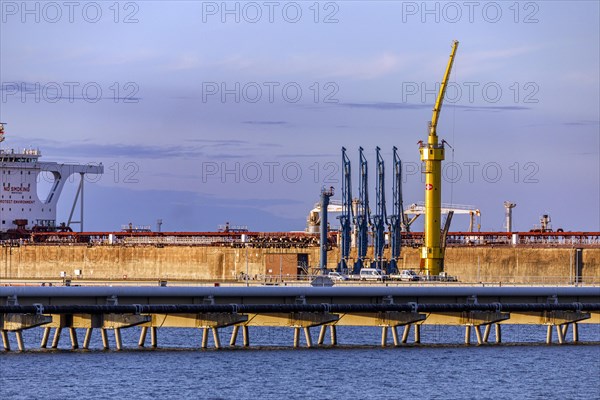 Crude oil tanker Landbridge Prosperity at the discharge bridge of the NWO in the Jade Bay