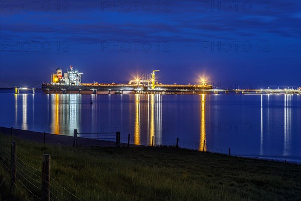 Crude oil tanker Landbridge Prosperity at the discharge bridge of the NWO in the Jade Bay