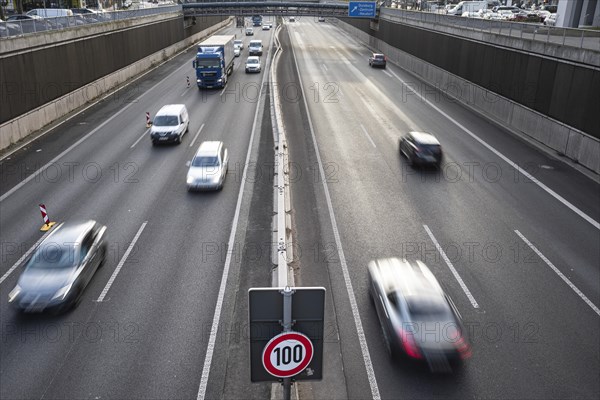 Permitted speed limit 100 kmh on the A59 urban motorway