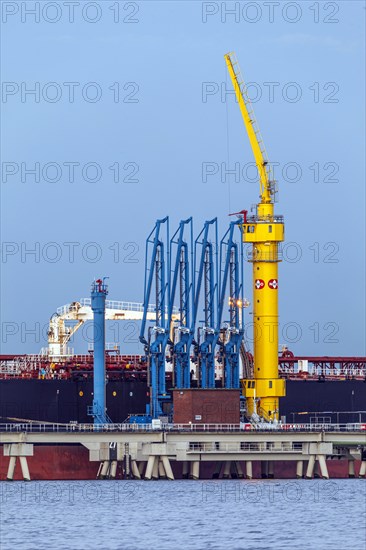 Crude oil tanker Landbridge Prosperity at the discharge bridge of the NWO in the Jade Bay