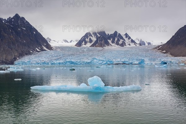 Ice floe in front of Monacobreen