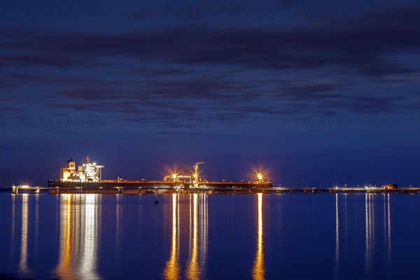 Crude oil tanker Landbridge Prosperity at the discharge bridge of the NWO in the Jade Bay