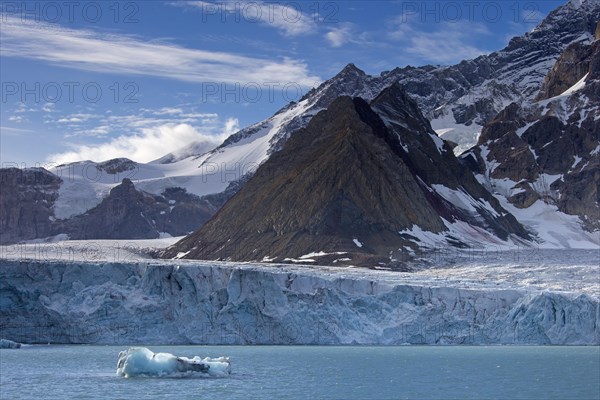 Samarinbreen glacier calving into Samarinvagen