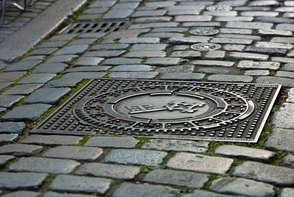 Manhole cover in the Schnoor with Bremen key