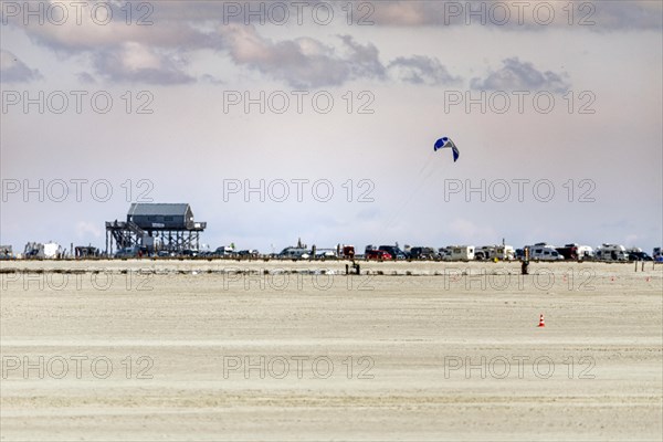 The extensive sandbanks of Sankt Peter-Ording make the typical pile dwellings glimmer in the distance