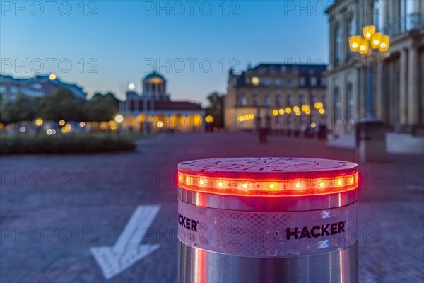 Electro-hydraulic bollards on squares in the city centre