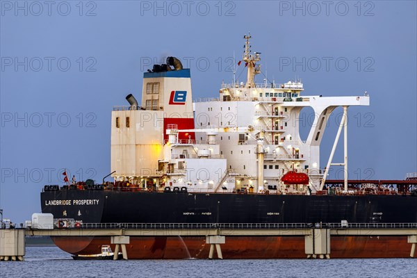 Crude oil tanker Landbridge Prosperity at the discharge bridge of the NWO in the Jade Bay