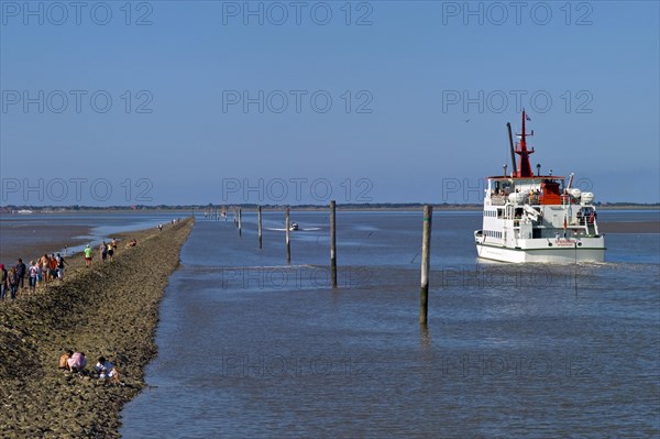 A ferry sails from Neuharlingersiel to the island of Spiekeroog