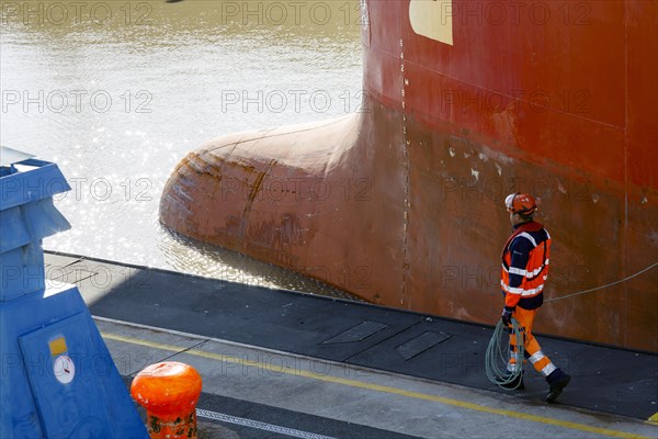 Bulk carrier Federal Shimanto during entry into the locks of the Kiel Canal