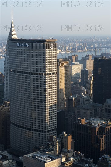 Ansichten von Lower Midtown mit dem Metlife Building im Vordergrund und dem Chrysler Building im Hintergrund. Der Wolkenkratzer MetLife Building Park Avenue Grand Central Terminal Station Midtown Manhattan New York City