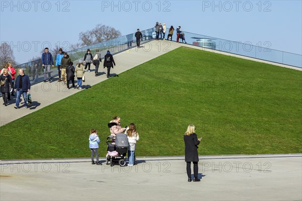 Walk-on roof of the triangular pavilion