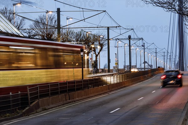 Tram at the Tonhalle-Ehrenhof stop in the early morning