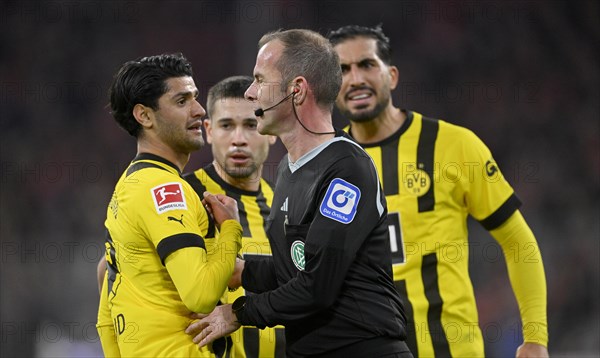 Referee Marco Fritz in discussion Discussion with Mahmoud Dahoud Borussia Dortmund BVB