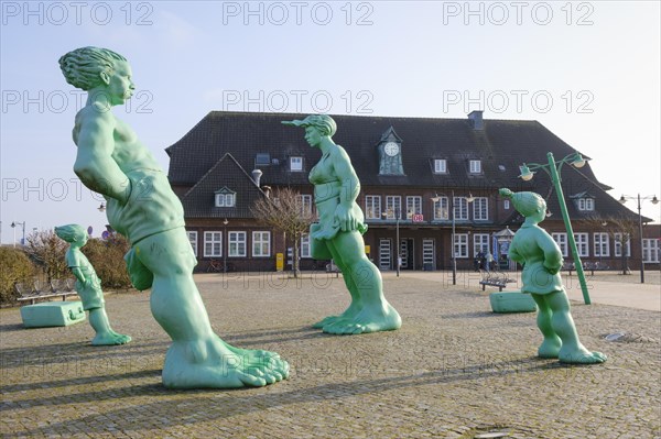 Travelling Giants Family in the Wind