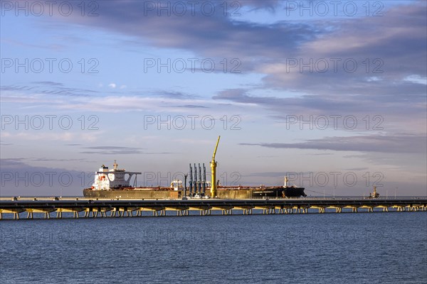 Crude oil tanker Landbridge Prosperity at the discharge bridge of the NWO in the Jade Bay