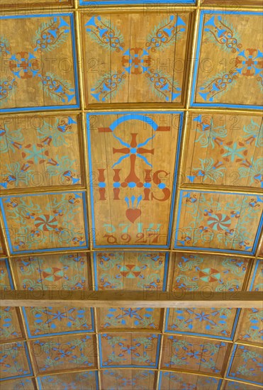 Panelled wooden ceiling with ornaments