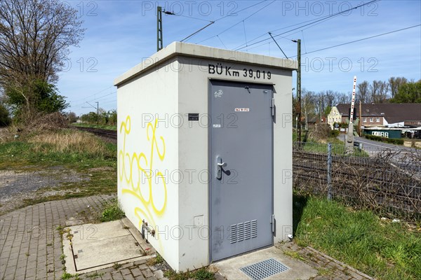 Relay station of a level crossing with barriers