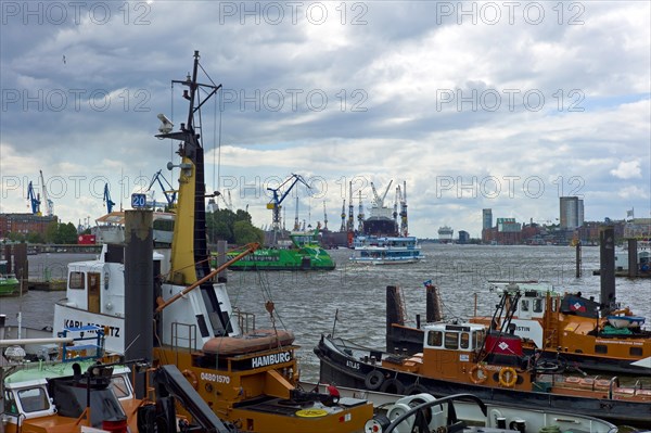 Tugs and launches in the port of Hamburg