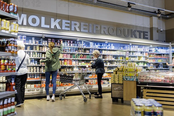 Student and pensioner buy dairy products in Radevormwald