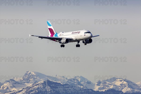 Aircraft approaching ZRH airport